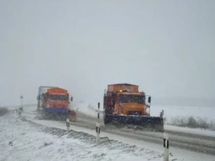 komunalniki-rivnogo-za-nich-visipali-na-dorogi-mista-150-t-pisku-ta-soli