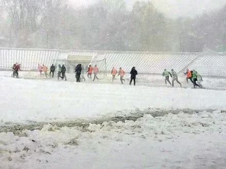 futbolni-poyedinki-1-yi-ta-2-yi-ligi-chu-buli-vidmineni-cherez-snigopadi