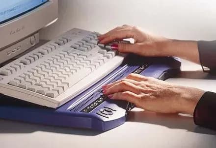 kompyuter-dlya-nezryachikh-zyavivsya-u-vinnitskiy-bibliotetsi