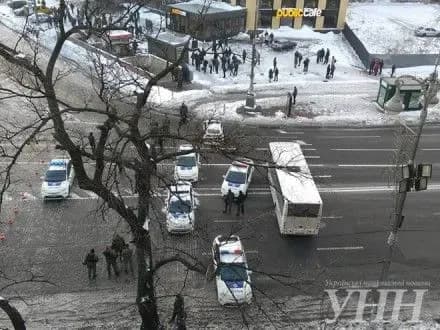 ramki-metaloshukachi-vstanovlyat-v-uryadovomu-kvartali-u-kiyevi