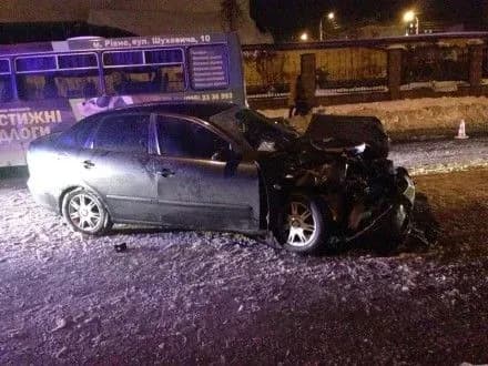 u-rivnomu-zitknulisya-marshrutka-ta-legkovik