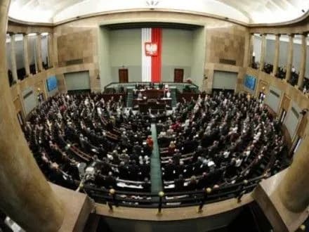 polskiy-seym-ukhvaliv-proekt-zakonu-pro-znizhennya-pensiynogo-viku