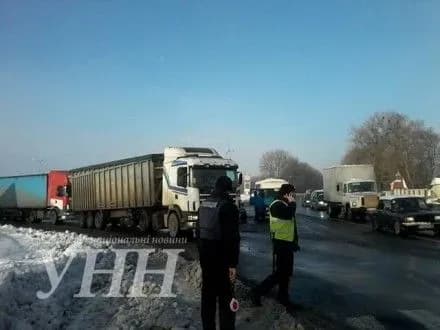 pratsivniki-khmelnitskoyi-politsiyi-pribuli-na-aktsiyu-protestu-peresichnikiv