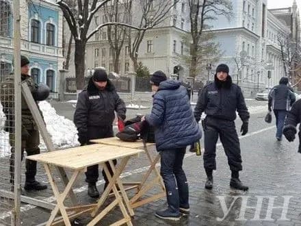 poblizu-natsbanku-pochinayut-zbiratisya-lyudi