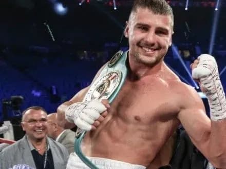 bokser-o-gvozdik-zdobuv-12-u-peremogu-na-profesiynomu-rinzi