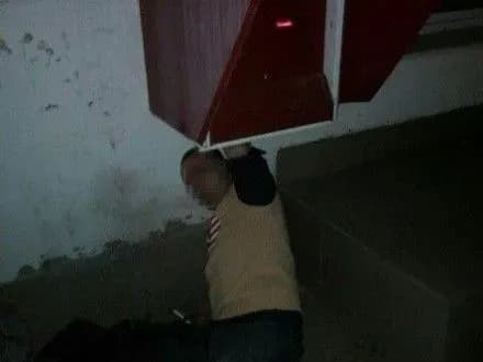 v-odesi-u-platizhnomu-terminali-zastryag-cholovik