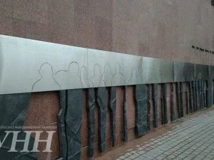 stelu-pamyati-nebesnoyi-sotni-vidkrili-v-ivano-frankivsku