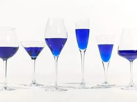 ispantsi-stvorili-pershe-v-sviti-sinye-vino