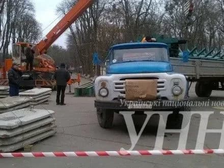 u-vinnitsi-pochali-vstanovlyuvati-golovnu-novorichnu-yalinku