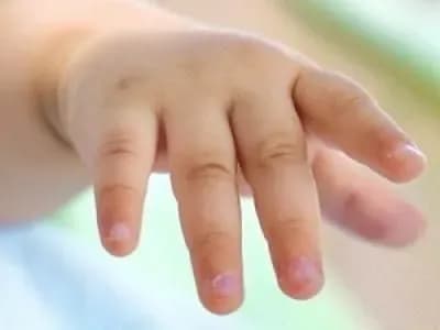 zhitelka-donetskoyi-oblasti-namagalasya-zalishiti-nemovlya-politseyskomu