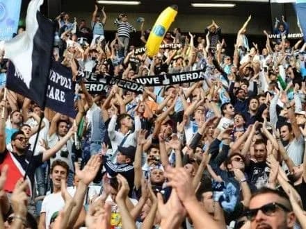 v-neapoli-nozhem-poranili-dvokh-vbolivalnikiv-dinamo