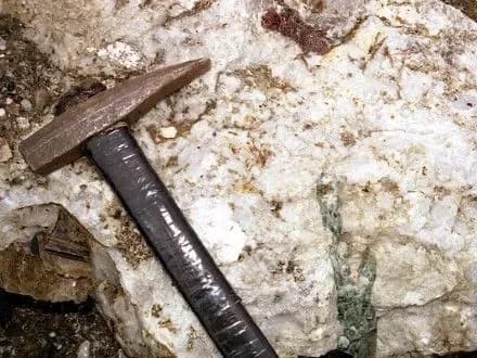 vidsutnist-geologiv-vede-do-povnoyi-ruynatsiyi-galuzi-derzhgeonadra