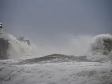 odna-lyudina-zaginula-u-velikobritaniyi-cherez-shtorm-angus