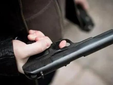 politseyski-zatrimali-u-mariupoli-cholovika-yakiy-pogrozhuvav-divchini-zbroyeyu