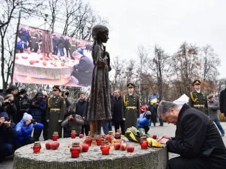 p-poroshenko-ogolosiv-khvilinu-movchannya-za-zhertvami-golodomoru