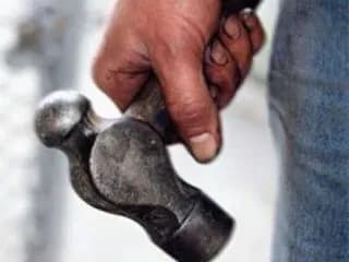 cholovik-na-donechchini-namagavsya-vbiti-druga-molotkom