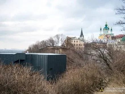 na-andriyivskomu-uzvozi-vidkriyut-chorniy-gromizdkiy-fasad