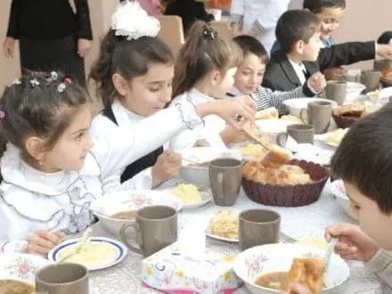 za-yakist-shkilnogo-kharchuvannya-maye-nesti-vidpovidalnist-ne-lishe-postachalnik-a-y-toy-khto-yogo-prodav