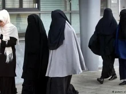 u-niderlandakh-zaprovadili-shtrafi-za-nosinnya-parandzhi-ta-nikabu-u-publichnikh-mistsyakh
