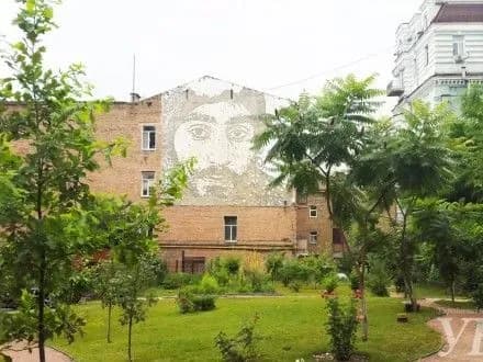 sud-povernuv-u-vlasnist-kiyeva-skver-nebesnoyi-sotni