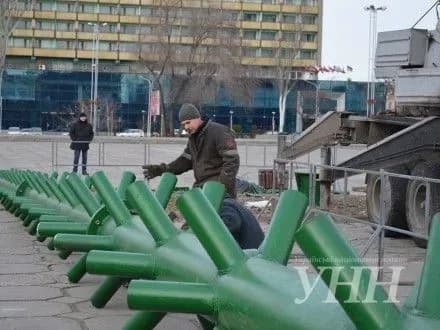 u-zaporizhzhi-pochali-vstanovlyuvati-20-metrovu-yalinku