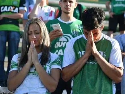 fanati-priyshli-na-porozhniy-stadion-klubu-shapekoense-schob-vshanuvati-zagiblikh-futbolistiv