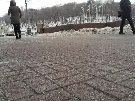 u-kiyevi-na-khreschatiku-ozheleditsya-fotoreportazh