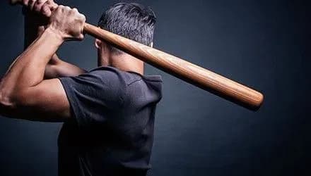 na-khersonschini-borzhnik-pobiv-derevyanoyu-palitseyu-pratsivnika-rem