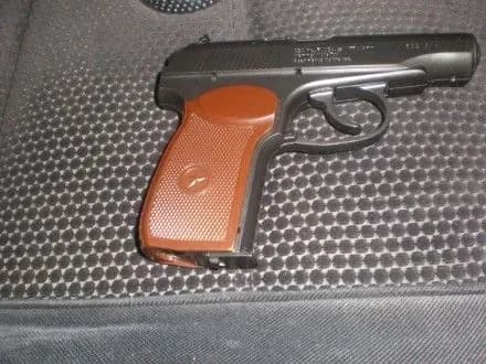 prikordonniki-viyavili-u-punktakh-propusku-boyovi-naboyi-ta-pistolet-1