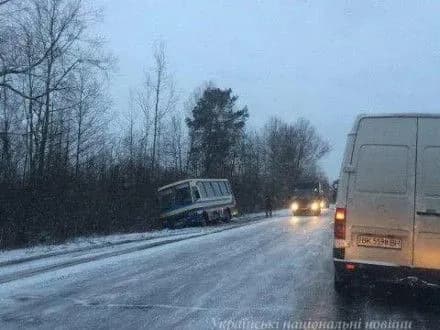 poblizu-rivnenskogo-poligonu-marshrutka-zitknulas-iz-dvoma-mikroavtobusami