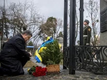 prezident-vshanuye-pamyat-uchasnikiv-likvidatsiyi-naslidkiv-avariyi-na-chaes