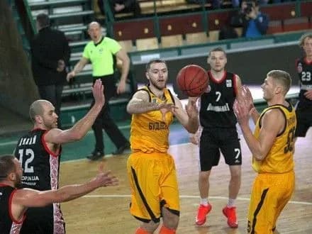 bk-budivelnik-z-riznitseyu-u-49-ochok-peremig-volinbasket