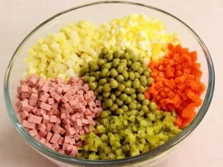 traditsiyniy-novorichniy-salat-v-rivnomu-koshtuvatime-do-sta-griven