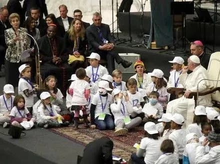 papa-frantsisk-priynyav-na-audiyentsiyi-malenkikh-patsiyentiv-likarni-bambino-dzhezu-sered-yakikh-buli-y-ukrayintsi