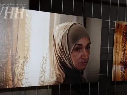 vulichnu-fotovistavku-pro-zhittya-krimskikh-tatar-vidkrili-u-kiyevi