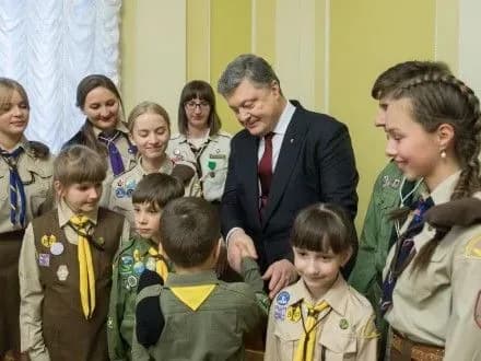 plastuni-peredali-p-poroshenku-vifleyemskiy-vogon-miru
