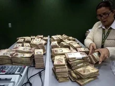 litak-z-vantazhem-novikh-banknot-cherez-sabotazh-ne-zmig-potrapiti-do-venesueli