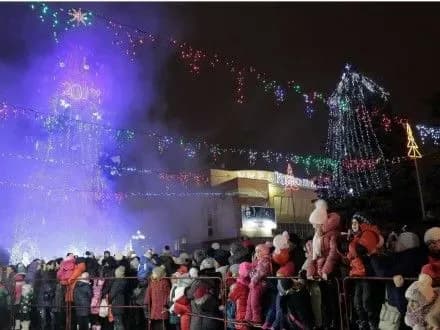 u-rivnomu-zasvitili-golovnu-yalinku