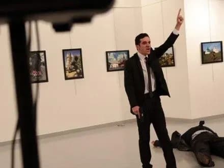 ubivtsya-rosiyskogo-posla-nazvav-napad-pomstoyu-za-aleppo-zmi