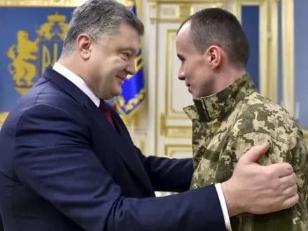 p-poroshenko-zustrivsya-zi-zvilnenim-kiborgom-t-kolodiyem