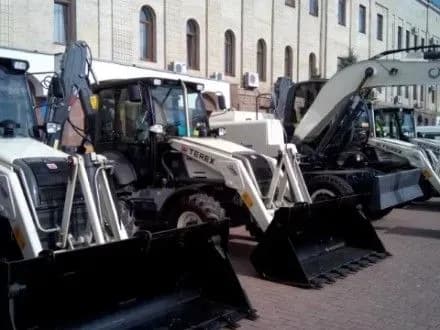 u-dnipri-prezentuvali-novu-suchasnu-spetstekhniku-dlya-pribirannya-trotuariv-i-vnutrishnokvartalnikh-dorig