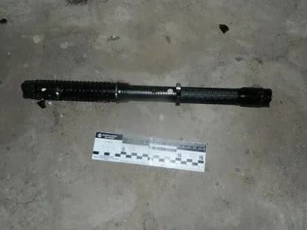 cholovik-napav-z-elektroshokerom-na-kiyanina