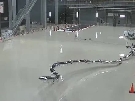 yaponski-inzheneri-pokazali-robota-iz-povitryanikh-kulok