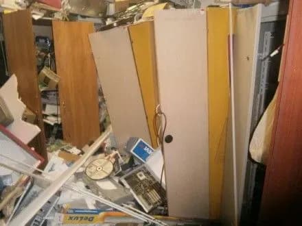 blizko-30-osib-rozgromili-primischennya-v-kiyivskomu-tts