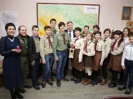 plastuni-peredali-vifleyemskiy-vogon-miru-kerivniku-luganskoyi-oda