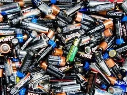 u-lvovi-prodovzhuyut-priymati-na-utilizatsiyu-vidpratsovani-batareyki-ta-lampi-1