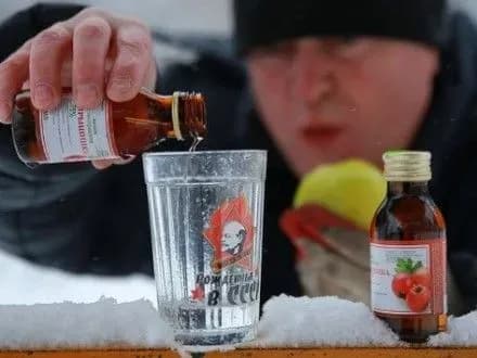 sud-areshtuvav-chotirokh-osib-u-spravi-z-otruyennya-glodom