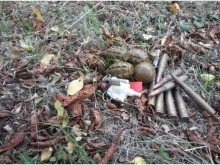 dvi-skhovanki-zi-zbroyeyu-viyavili-u-zoni-ato