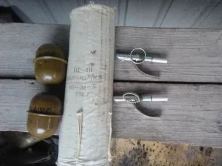 na-blokpostu-donechchini-u-kiyanina-viluchili-boyepripasi-ta-kholodnu-zbroyu