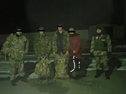 chotirokh-stalkeriv-yaki-namagalis-proniknuti-v-zonu-vidchuzhennya-zatrimali-prikordonniki